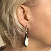 Drop earrings of Buffalo horn Natural colour with a silver lock